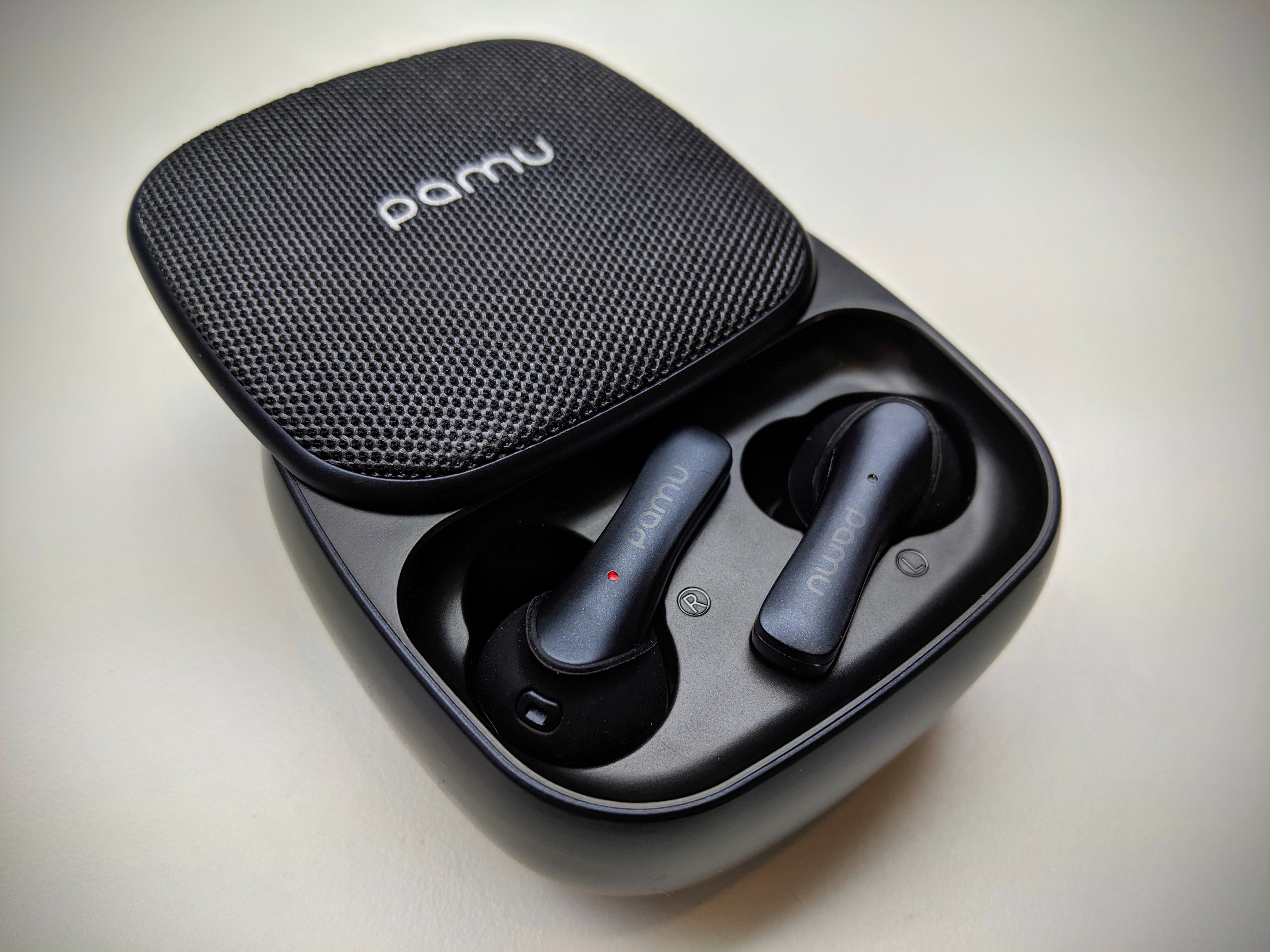 Pamu Slide Plus Case and Earbuds Open